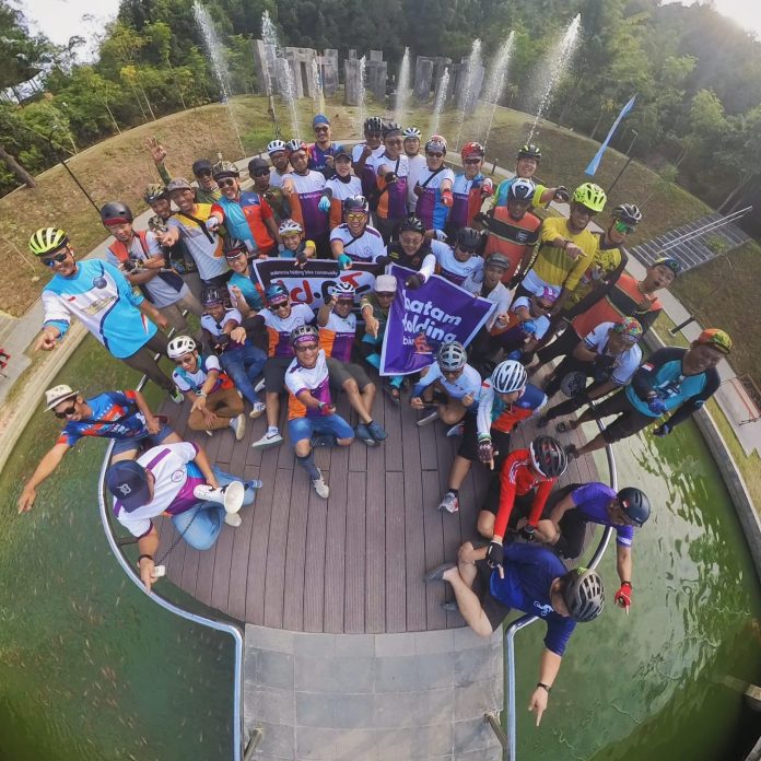 Rombongan pesepeda lipat di Batam saat foto bersama setelah menanam bibit pohon balau, di reservoir Sei Harapan, pelepasan ikan koi, kura-kura dan merpati, Minggu (19/3) F, kiriman untuk BI
