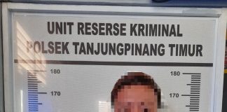 Beli Alat Berat dengan Cek Kosong, Pria ini Diringkus Polisi Pria ini ditangkap Polsek Tanjungpinang Timur karena membeli alat berat dengan cek kosong tanggal 23 November 2022. F, Polresta Tanjungpinang