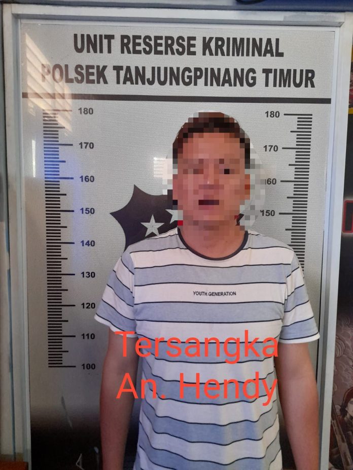 Pria ini ditangkap Polsek Tanjungpinang Timur karena membeli alat berat dengan cek kosong tanggal 23 November 2022. F, Polresta Tanjungpinang