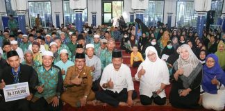 5 Ramadan, HMR & Marlin Lesehan di Masjid dengan Ratusan Tokoh Agama Se-Bengkong Wali Kota Batam H Muhammad Rudi (HMR) duduk lesehan bersama Ketua Tim Penggerak Pemberdayaan Kesejahteraan Keluarga (TP-PKK) Kota Batam Hj Marlin Agustina, dan ratusan tokoh agama se-Kecamatan Bengkong, di Masjid Istiqomah, Bengkong Abadi, Senin (27/3/2023) F, Pemko Batam
