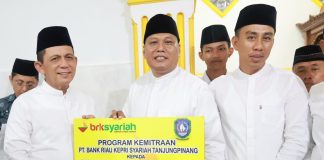 Safari Ramadhan di Masjid Hidayatullah Tanjungpinang, Ansar Serahkan Bantuan untuk Masjid Gubernur Kepulauan Riau H. Ansar Ahmad menyambangi mesjid Hidayatullah Tanjungpinang dalam rangka Safari Ramadan di malam ke-7 Ramadan 1444 H, Selasa (28/03) F, Diskominfo Kepri