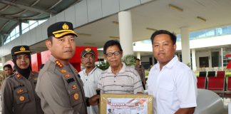 Kapolresta dan Wakapolresta Terjun Langsung Bagikan Sembako dari Polda Kepri di Kawasan Bandara R.H.F Kapolresta Tanjungpinang Kombes Pol. H. Ompusunggu, bersama Wakapolresta Tanjungpinang AKBP Arief Robby Rachman menyalurkan bantuan sosial Polda Kepri untuk meringankan beban masyarakat Tanjungpinang, pada bulan suci Ramadan, Jumat (31/03) F, Polresta Tanjungpinang