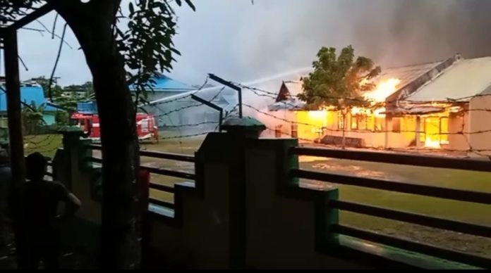 Gedung aula Madrasah Aliyah Negeri (MAN) Tanjungpinang di Jalan Raja Ali Haji, Kecamatan Bukit, Bestari, Tanjungpinang, terbakar, Kamis (02/03) sore F, BI