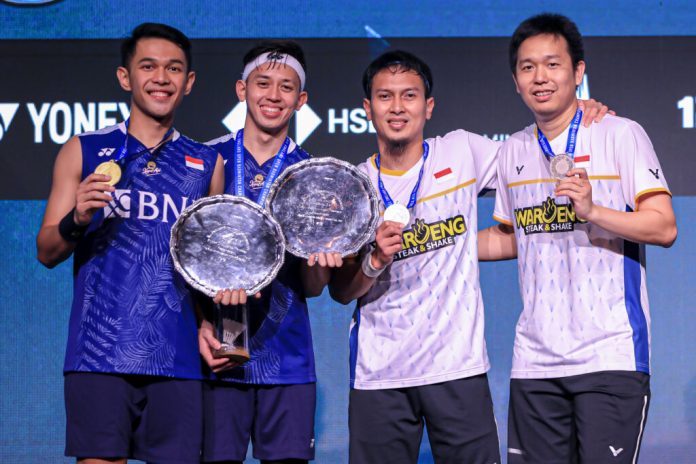 Fajar Alfian/Muhammad Rian Ardianto juara ganda putra All England 2023. Di partai final, Fajar/Rian berhasil mengalahkan pasangan Ahsan/Hendra dua set langsung dengan skor 21-17, 21-14 , Minggu (19/3) malam. f, PBSI