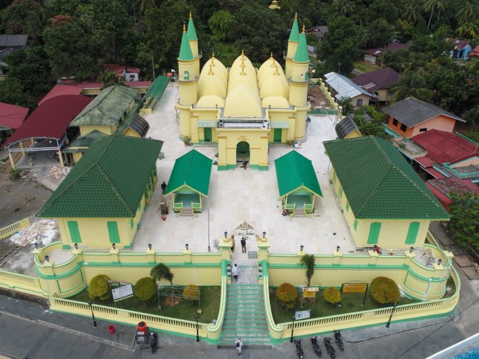 Masjid Raya Sultan Riau atau disebut juga Masjid Sultan Riau merupakan salah satu masjid tua dan bersejarah di Indonesia yang berada di pulau Penyengat, Kota Tanjungpinang, provinsi Kepulauan Riau F,Pemprov Kepri