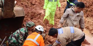 Tim Gabungan Sudah Berhasil Evakuasi 21 Korban Meninggal Korban Tanah Longsor Serasan Tim gabungan saat melakukan evakuasi jenazah korban dari timbunan tanah longsor di Dusun Genting, Desa Pangkalan, Kecamatan Serasan, Kabupaten Natuna pada hari Kamis menjadi 21 korban F,Polres Natuna