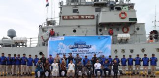 TNI AL Bersinergi dengan BI Distribusikan Uang Rp12 Miliar ke Wilayah Terdepan di Kepri Danlantamal IV Laksamana Pertama TNI Kemas M Ikhwan Madani, S.Sos, M.Si bersama Kepala BI Kepulauan Riau, Suryono melepas langsung keberangkatan pelayaran KRI Pattimura 371 Suryono di Pelabuhan Umum Bintang 99 Batu Ampar, Kota Batam, Sabtu (4/3) F,Danlantamal IV