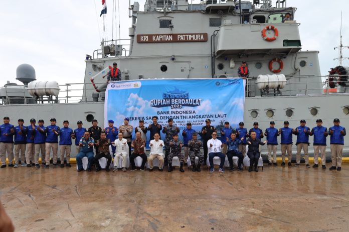 Danlantamal IV Laksamana Pertama TNI Kemas M Ikhwan Madani, S.Sos, M.Si bersama Kepala BI Kepulauan Riau, Suryono melepas langsung keberangkatan pelayaran KRI Pattimura 371 Suryono di Pelabuhan Umum Bintang 99 Batu Ampar, Kota Batam, Sabtu (4/3) F,Danlantamal IV