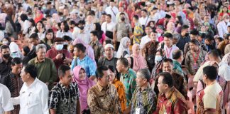 Gubernur Ansar Serahkan Bantuan Insentif Guru SMA/SMK Swasta se-Kota Batam Gubernur Kepulauan Riau H. Ansar Ahmad menyerahkan secara simbolis bantuan insentif bagi Guru dan Tenaga Kependidikan (GTK) SMA/SMK/SLB swasta se-Kota Batam, bertempat di Gedung Aula SMA Yos Sudarso Batam Centre, Kamis (30/3) F,Diskominfo Kepri