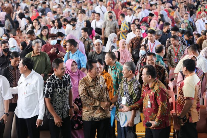 Gubernur Kepulauan Riau H. Ansar Ahmad menyerahkan secara simbolis bantuan insentif bagi Guru dan Tenaga Kependidikan (GTK) SMA/SMK/SLB swasta se-Kota Batam, bertempat di Gedung Aula SMA Yos Sudarso Batam Centre, Kamis (30/3) F,Diskominfo Kepri