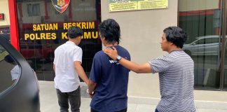 Agen Chip Higgs Domino di Tangkap di Karimun, Bisa Beromset Sampai Rp45 Juta per Bulan Agen chip higgs domino inisial JA yang ditangkap petugas Reskrim Polres Karimun saat digiring ke kantor Polres Karimun, Sabtu (2/3) F,Polres Karimun