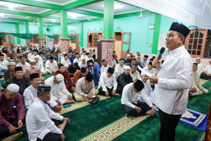 Gubernur Ansar saat memulai rangkaian Safari Ramadhan 1444 H dengan mengunjungi Masjid Al-Marhamah, Tanjungpinang, Jumat (24/03)