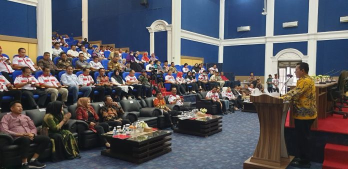  Gubernur Kepulauan Riau H. Ansar Ahmad memberikan sambutan dalam seminar Manajemen Sumber Daya Manusia yang dilaksanakan di Rumengan Hall Kampus Universitas Batam (Uniba), Kota Batam, Sabtu (4/3) F,Diskominfo Kepri