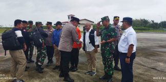 Polda Kepri Kirimkan 109 Personel Gabungan Bantu Bencana di Serasan, Natuna Kapolda Kepulauan Riau Irjen Pol. Drs. Tabana Bangun tiba bersama Danrem Wira Pratama Brigjen TNI Yudi Yulistyanto dan Dansat Brimob KBP M. Fhaisal Aris, tiba di Kabupaten Natuna, Selasa (7/3) F,Polda Kepri