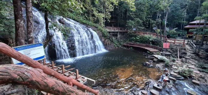 Air terjun Resun di desa Resun, Kecamatan Lingga Utara menjadi salah satu andalan daya tarik wisata di Kabupaten Lingga F,Pemprov Kepri