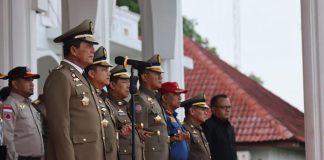 Pemko dan Pemkab Diminta Libatkan Satpol PP dan SATLINMAS Implementasi Kebijakan Kemudahan Investasi di Daerah Gubernur Kepulauan Riau H. Ansar Ahmad bertindak selaku Inspektur Upacara pada Upacara Peringatan HUT Ke-73 Satpol PP dan HUT Ke - 61 Satlinmas serta HUT Ke-104 Pemadam Kebakaran dan Penyelamatan Tingkat Provinsi Kepri di Gedung Daerah, Tanjungpinang, Jumat (10/03) F,Diskominfo Kepri