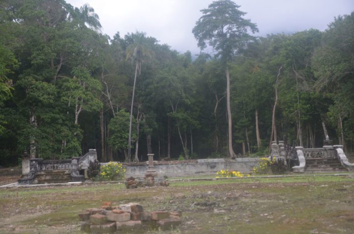 Situs Istana Damnah. Lokasinya berada di Kampung Damnah, Daik, Kecamatan Lingga. Situs ini merupakan situs tua dan merupakan situs jejak peninggalan Kerajaan Riau Lingga yang kaya akan sejarah masa kejayaan kerajaan Melayu Riau Lingga F,Pemprov Kepri