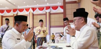 Ansar Imbau seluruh ASN Pemprov Kepri Segera Bayar Zakat ke BAZNAS Gubernur Kepulauan Riau H. Ansar Ahmad telah membayar zakat melalui Badan Amil Zakat Nasional (BAZNAS) dalam gerakan Zakat Pimpinan di Aula Wan Seri Beni, Jumat (14/04) F,Diskominfo Kepri