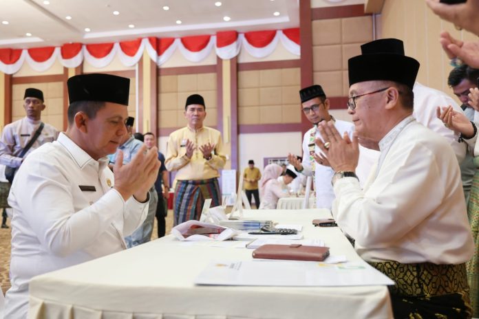 Gubernur Kepulauan Riau H. Ansar Ahmad telah membayar zakat melalui Badan Amil Zakat Nasional (BAZNAS) dalam gerakan Zakat Pimpinan di Aula Wan Seri Beni, Jumat (14/04) F,Diskominfo Kepri