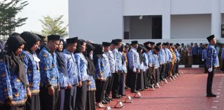 Hari Pertama Kerja Usai Libur Lebaran, Pegawai Peringati Hari Otonomi Daerah Upacara gabungan di hari pertama masuk kerja usai libur lebaran Idul Fitri 1444 H/2023 M yang disejalankan dengan Peringatan Hari Otonomi Daerah ke XXVII Tahun 2023 Tingkat Provinsi Kepulauan Riau di Lapangan Upacara Kantor Gubernur Kepulauan Riau, Dompak, Tanjungpinang, Rabu (26/04). F,Diskominfo Kepri