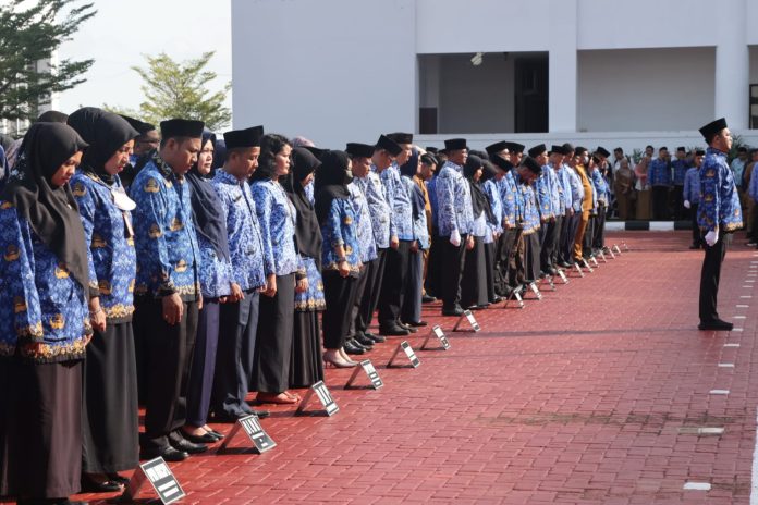 Upacara gabungan di hari pertama masuk kerja usai libur lebaran Idul Fitri 1444 H/2023 M yang disejalankan dengan Peringatan Hari Otonomi Daerah ke XXVII Tahun 2023 Tingkat Provinsi Kepulauan Riau di Lapangan Upacara Kantor Gubernur Kepulauan Riau, Dompak, Tanjungpinang, Rabu (26/04). F,Diskominfo Kepri