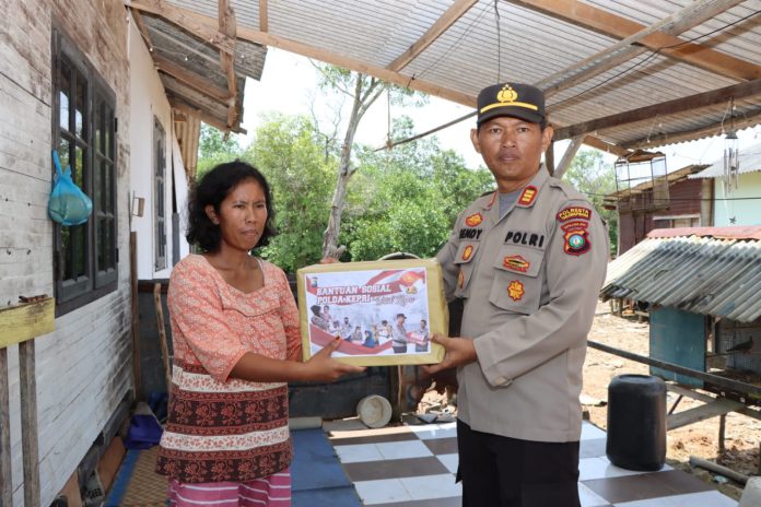 Kepolisian Resor Kota (Polresta) Tanjungpinang melalui Satresnarkoba Polresta Tanjungpinang menyalurkan bantuan sosial Polda Kepri untuk negri berupa Bahan Pokok Penting (Bapokting), Selasa (18/04) F,Polresta Tanjungpinang