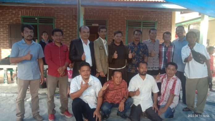 Umat Katolik di Lingkungan Santa Agnes, Paroki Palipi, merayakan perayaan Paskah dengan menggelar kebaktian bersama di salah satu rumah umat di Lumban Sihombing, Desa Hatoguan, Selasa (11/4) F,Henri