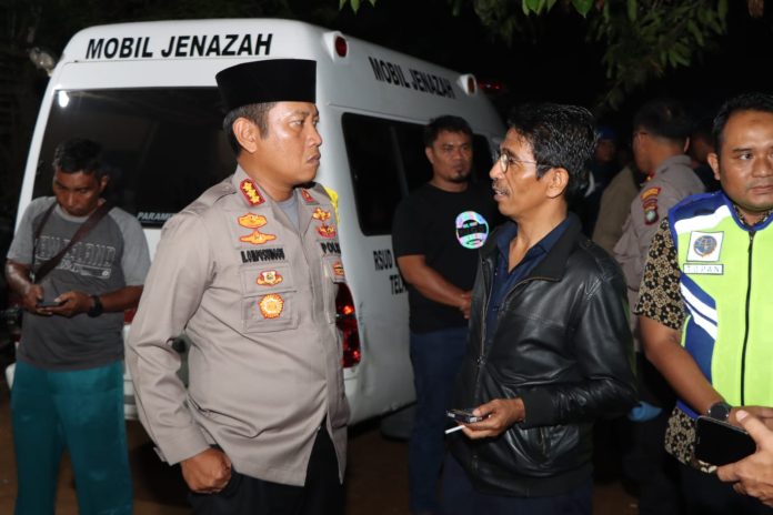 Kapolresta Tanjungpinang Kombes Pol H. Ompusunggu, ikut serta mengantar jenazah atas nama Anderan S Nasution, korban kapal tenggelam Evelyn Calisca 01, dikediaman di Kampung Sido Mukti RT 001/RW 002 Kel Pinang Kencana Kecamatan Tanjungpinang Timur, Jumat (28/04) malam F,Polresta Tanjungpinang