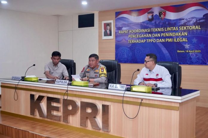 Kapolda Kepri Irjen Pol Tabana Bangun, memimpin langsung rapat teknis lintas sektoral dalam rangka pencegahan dan penindakan terhadap Tindak Pidana Perdagangan Orang (TPPO) dan Pekerja Migran Indonesia (PMI) Ilegal di Rupatama Polda Kepri, Selasa (18/4) F,Polda Kepri