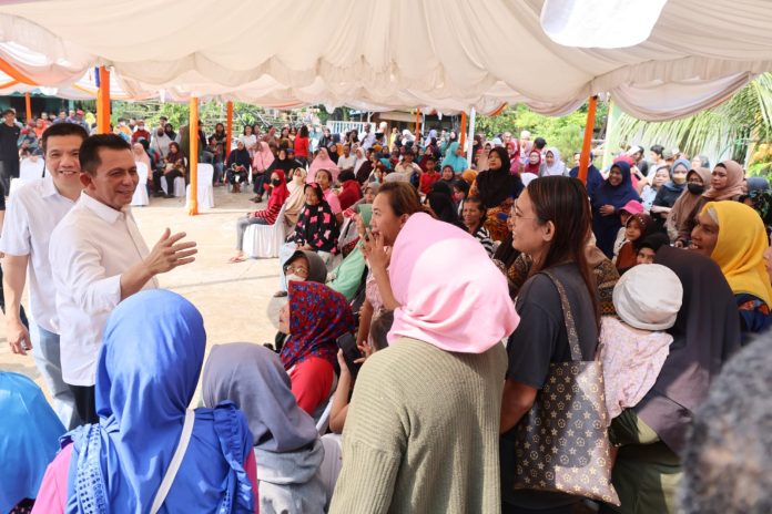 Gubernur Kepulauan Riau H. Ansar Ahmad menyerahkan bantuan kesejahteraan sosial bahan pokok sembako di Lapangan Volly, RW.06, Tugu 2 Jari Kampung KB, Tanjung Unggat, Tanjungpinang, Sabtu (15/04) F,Diskominfo Kepri