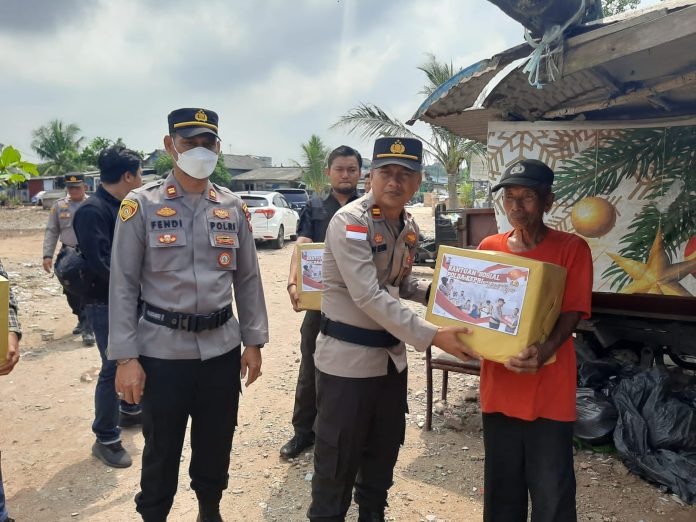 Kepolisian Resor Kota (Polresta) Tanjungpinang melalui Satintelkam Polresta Tanjungpinang, kembali menyalurkan bantuan sosial Polda Kepri Untuk Negri berupa Bahan Pokok Penting (Bapokting) di Tanjungunggat, Senin (17/04) F,Polresta Tanjungpinang