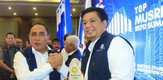 Bupati Samosir Terima Piagam Penghargaan Perolehan Dana Insentif Daerah Tertinggi Tahun 2022 Bupati Samosir Vandiko T Gultom menerima penghargaan atas perolehan Dana Insentif Daerah (DID) Tertinggi se-Sumut Tahun 2022 yang diberikan langsung oleh Gubernur Sumatera Utara (Gubsu) Edy Rahmayadi di Hotel Sartika Dyandra, Kota Medan, Kamis(13/4). F,Diskominfo Samosir