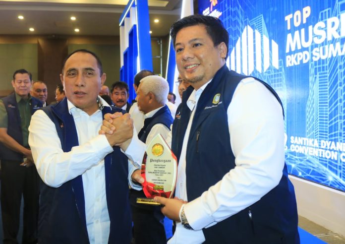 Bupati Samosir Vandiko T Gultom menerima penghargaan atas perolehan Dana Insentif Daerah (DID) Tertinggi se-Sumut Tahun 2022 yang diberikan langsung oleh Gubernur Sumatera Utara (Gubsu) Edy Rahmayadi di Hotel Sartika Dyandra, Kota Medan, Kamis(13/4). F,Diskominfo Samosir