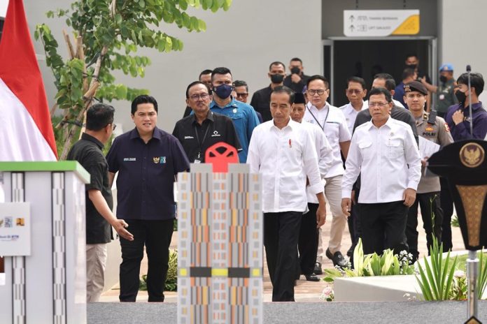 Presiden Joko Widodo (Jokowi) didampingi Menteri Badan Usaha Milik Negara (BUMN) Erick Thohir meresmikan hunian milenial untuk Indonesia di Samesta Mahata Margonda, Depok, Jawa Barat, Kamis (13/4) F,BUMN