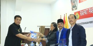 Bupati Samosir Sampaikan Nota Pengantar LKPJ Tahun Anggaran 2022 Bupati Samosir Vandiko T. Gultom, ST menyampaikan nota pengantar atas Laporan Keterangan Pertanggung Jawaban (LKPJ) Bupati Samosir Tahun Anggaran 2022 pada Rapat Paripurna DPRD Samosir yang digelar di Gedung DPRD Kabupaten Samosir, Senin (10/4) F,Diskominfo Pemkab Samosir