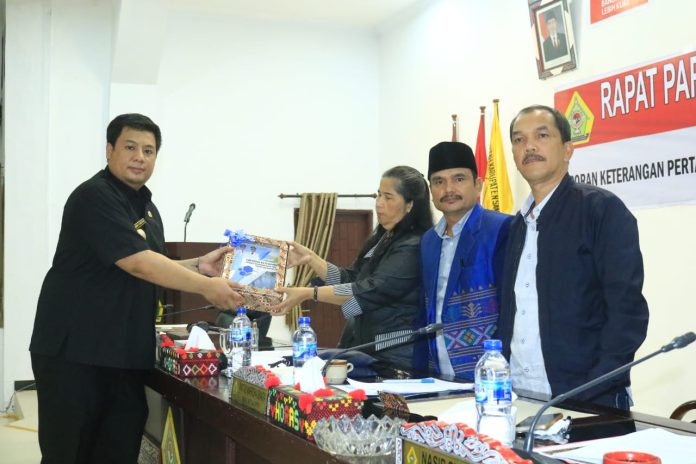 Bupati Samosir Vandiko T. Gultom, ST menyampaikan nota pengantar atas Laporan Keterangan Pertanggung Jawaban (LKPJ) Bupati Samosir Tahun Anggaran 2022 pada Rapat Paripurna DPRD Samosir yang digelar di Gedung DPRD Kabupaten Samosir, Senin (10/4) F,Diskominfo Pemkab Samosir