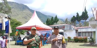Babinsa dan Bhabinkamtibmas Harian Kabupaten Samosir Bersama-sama Menjaga Keamanan Pesta Bonataon PPTSB di Samosir Babinsa Koramil Harian, Kabupaten Samosir, Sertu Riduan Pagan dan Bhabinkamtibmas Polsek Harian, Brigadir Ardiansyah Butar-butar bersama-sama melakukan pengamanan Pesta Ulang Tahun dan Syukuran Bonataon PPTSB Cabang Samosir Sektor 3 Sabtu (29/4) F,BI