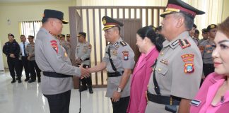 Hari ini Dirreskrimum, Dirresnarkoba, Dirpamobvit, Kabid Humas, Kepala SPN, dan Kapolres Anambas di Jajaran Polda Kepri Resmi Berganti Kapolda Kepri Irjen Pol. Drs. Tabana Bangun, memimpin upacara serah terima jabatan (Sertijab) Dirreskrimum, Dirresnarkoba, Dirpamobvit, Kabid Humas, Ka SPN, dan Kapolres Kep. Anambas Polda Kepri, di Lobby Utama Polda Kepri. Jumat (14/4)
