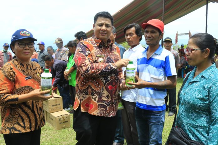 Bupati Samosir, Vandiko T. Gultom saat memberikan bantuan untuk masyarakat Harian. Vandiko untuk satu hari berkantor di Desa Harian Kecamatan Onan Runggu, Kamis (27/4) F,Diskominfo Samosir
