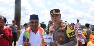 Bantu Arus Balik Lebaran 2023, Polresta Tanjungpinang Bagikan Tiket Gratis di Pelabuhan Penyengat Wakapolresta Tanjungpinang AKBP Arief Robby Rachman, membagikan 100 tiket gratis kepada warga di Pelabuhan Penyengat Tanjungpinang, Rabu (26/04) F,Polresta Tanjungpinang