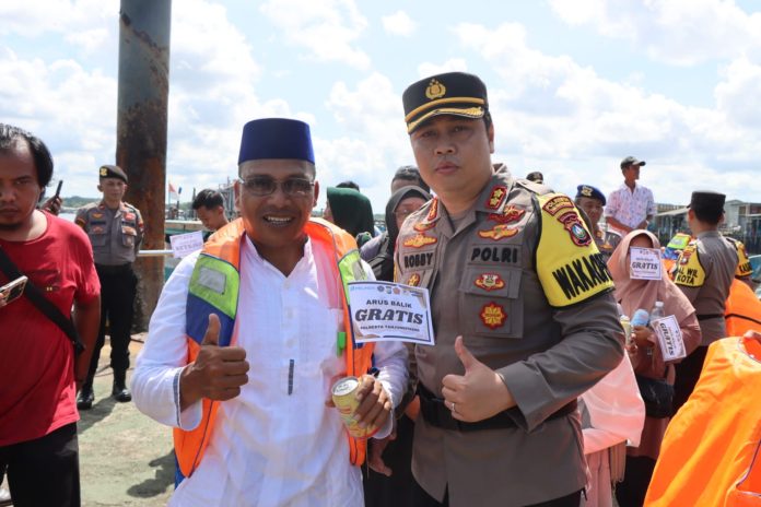 Wakapolresta Tanjungpinang AKBP Arief Robby Rachman, membagikan 100 tiket gratis kepada warga di Pelabuhan Penyengat Tanjungpinang, Rabu (26/04) F,Polresta Tanjungpinang