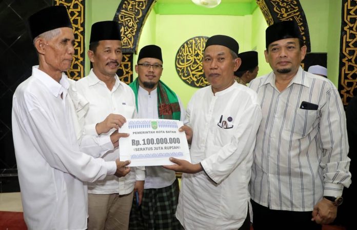 Wali Kota Batam, Rudi berencana akan mengambil alih tanggung jawab pembangunan jalan utama di Sungai Beduk. Hal itu disampaikan Rudi saat Safari Ramadan di Kecamatan Sungai Beduk, Senin (17/4) F,Pemko Batam
