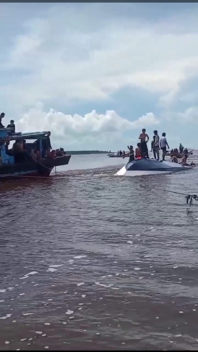 Speed bood Evelin mesin 5 gantung tenggelam di Perairan Sei Air Tawar dekat Pulau Burung, Kamis (27/4) F,tangkapan layar video warga