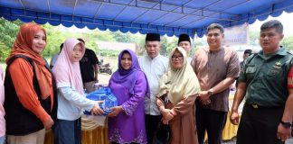 Wali Kota Rahma Bagikan Bingkisan Bahan Pangan untuk 13 Ribu Warga Tanjungpinang Wali Kota Tanjungpinang, Rahma, menyalurkan paket bingkisan bahan pangan kepada 13 ribu masyarakat kurang mampu di Tanjungpinang, Kamis (13/4) F,Pemko Tanjungpinang