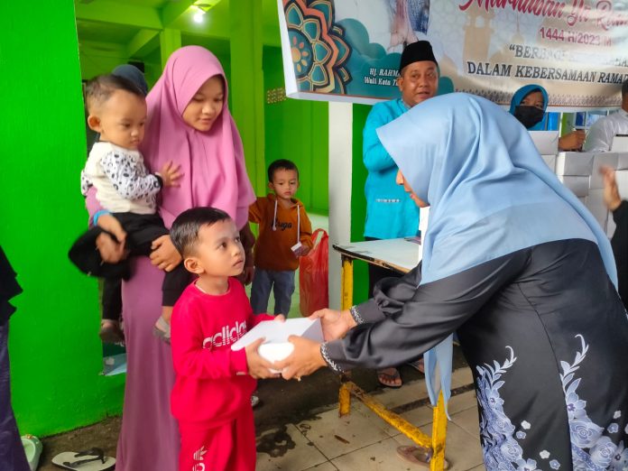Kunjungan Wali Kota Tanjungpinang, Rahma ke warga Kampung Melayu, Kelurahan Melayu Kota Piring, Tanjungpinang Timur beberapa waktu lalu. ahun ini Pemerintah Kota Tanjungpinang menyediakan anggaran jaminan kesehatan untuk 21 ribu jiwa masyarakat Tanjungpinang. F,Diskominfo Tanjungpinang