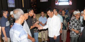 Para RT RW Kembali Keluhkan Jalan Provinsi di Batam, Kali Ini Jalan Laksamana Bintan Perwakilan RT dan RW Kelurahan Kampungpelita, Jhoni PC mengeluhkan pembangunan Jalan Laksamana Bintan oleh Pemerintah Provinsi Kepulauan Riau kepada Wali Kota Batam H Muhammad Rudi (HMR) di Ballroom Hotel Aston Pelita, Minggu (2/4) F, Pemko Batam