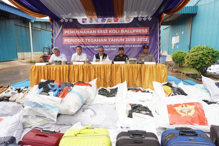 Bea dan Cukai Batam melakukan pemusnahan Barang Milik Negara (BMN) sebanyak 5.853 koli Ballpress Periode Tegahan tahun 2018-2022, Senin (3/4) F, Polda Kepri