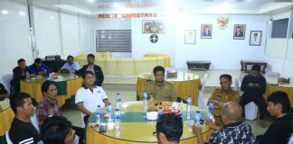 Diikuti 20 Klub, Pertandingan Sepakbola Bupati Cup Kabupaten Samosir 2023 Dimulai 29 April Panitia Pertandingan Sepakbola Bupati Cup Kabupaten Samosir 2023 melaksanakan audiensi bersama Bupati Samosir Vandiko Timotius Gultom didampingi Kadis Pendidikan Pemuda dan Olahraga Johnson Gultom serta Kadis Kominfo diwakili Kabid IKP Togarma Naibaho di Rumah Dinas Bupati Samosir, Senin, (03/04) pukul 19.00 Wib F, Diskominfo Samosir