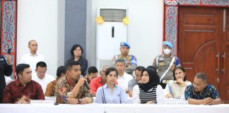 Keluarga Berterimakasih Kepada Polda Sumut dalam Gelar Perkara Kematian Bripka Arfan Saragih Keluarga Bripka Arfan Saragih saat mengikuti gelar perkara kasus kematian Bripka Arfan Saragih di Polda Sumut, Selasa (4/4) malam F, Polda Sumut