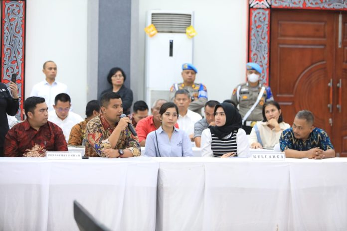 Keluarga Bripka Arfan Saragih saat mengikuti gelar perkara kasus kematian Bripka Arfan Saragih di Polda Sumut, Selasa (4/4) malam F, Polda Sumut